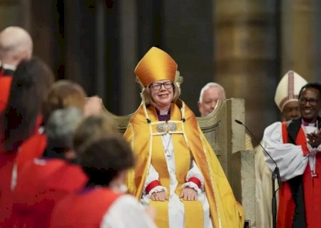 Bispa que apoia união gay é empossada na Igreja Anglicana