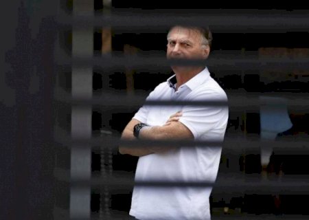 Bolsonaro pede a Moraes autorização para receber assessor do governo Trump na Papudinha