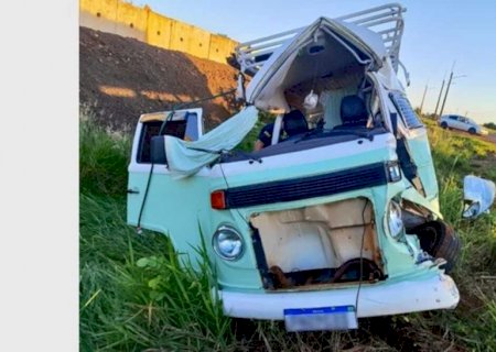 Casal morre após colisão entre Kombi e carreta na BR-163