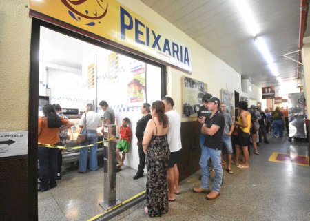 Na véspera da sexta-feira Santa, peixaria tem filas e movimento intenso