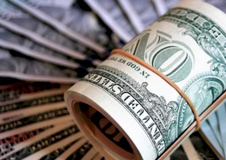 Dólar cai e cotação encosta no R$ 5; queda na semana é de 2,88%