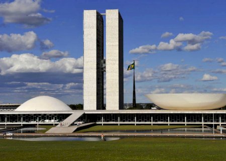 CCJ da Câmara aprova admissibilidade de PECs do fim da jornada 6x1