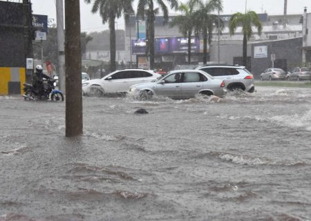 Temporal causa alagamentos e previsão indica mais chuvas durante a semana