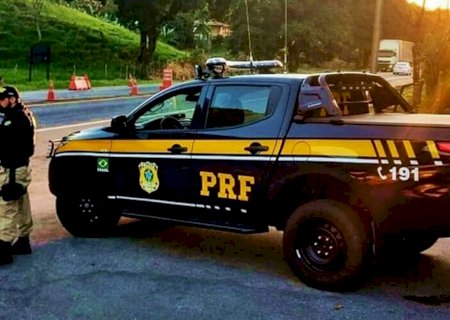 PRF apreende R$ 580 mil em notas de R$ 100 com motorista em MS