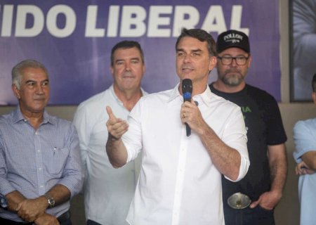 Flávio Bolsonaro rechaça comparação com pai e diz que vai construir 'pontes com equilíbrio'