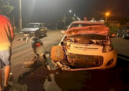 'Sem pedir', homem pega carro, atinge moto e foge sem prestar socorro