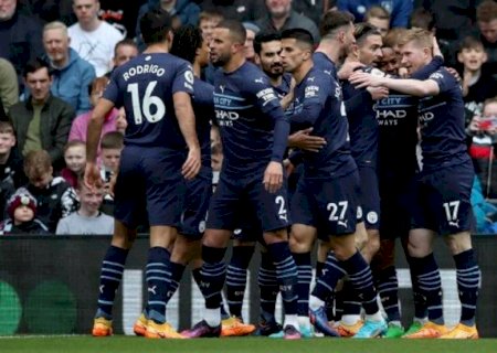 City desperdiça várias chances, mas bate e rebaixa o Burnley e assume topo da Premier League