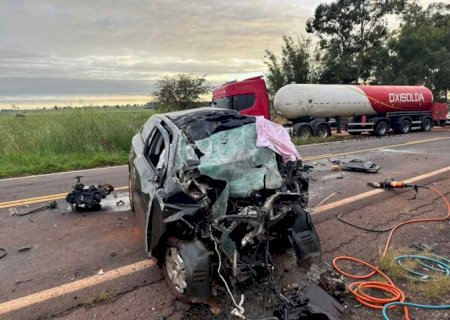 Jovem morre após colisão entre carro e caminhão na BR-376