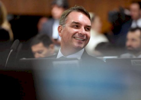 Flávio Bolsonaro deve receber título de 'Visitante Ilustre' durante passagem por Campo Grande