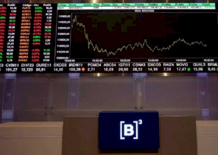 Bolsa brasileira renova recorde histórico e dólar flerta abaixo dos R$ 5