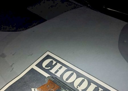 Homem é preso com pistola suspeito de ameaçar músico em conveniência
