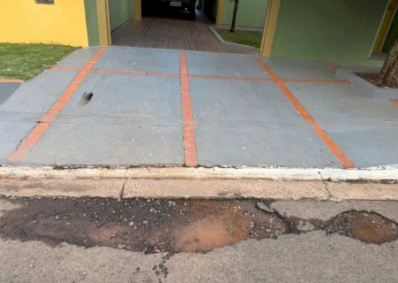 Morador denuncia buraqueira na frente de casa: 'saio da garagem e caio direto no buraco'