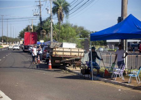 Ambulantes acampam 24 horas antes de show em posto de gasolina