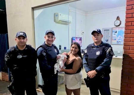 Recém-nascido engasgado com fórmula infantil é salvo por policiais militares