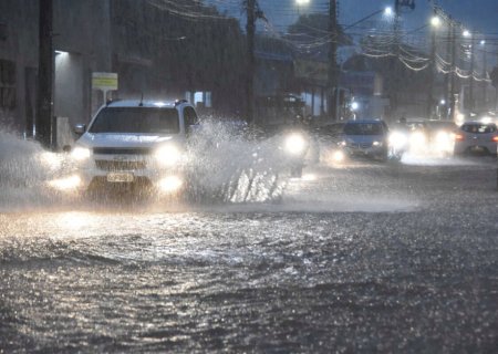 Bairros voltam a alagar após 45 milímetros de chuva em Campo Grande
