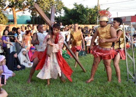 Encenação da Via Sacra chega à 38ª edição nas Moreninhas marcada por emoção de atores e fiéis
