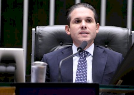 Câmara deve votar regulamentação de IA ainda este ano, diz Motta