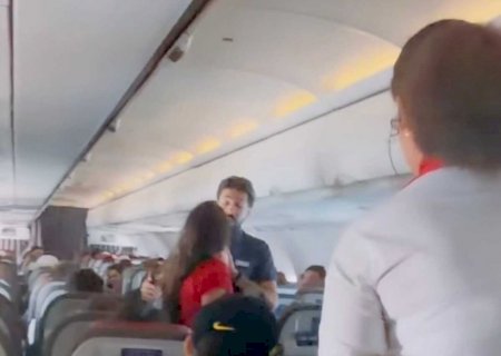 'Pregadora mirim' de Campo Grande viraliza após tumulto em avião